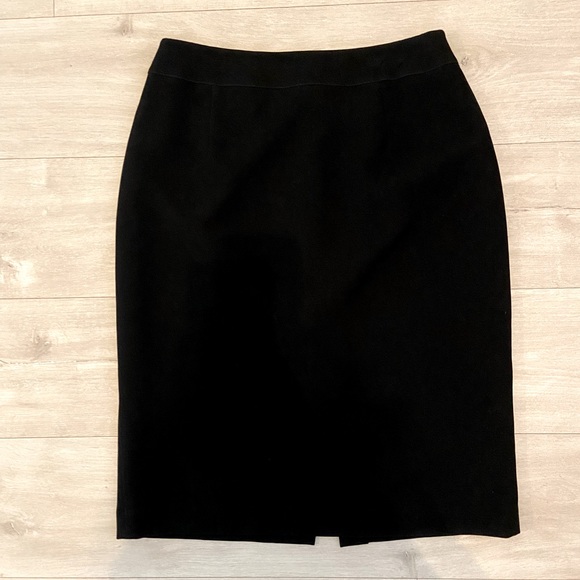 D'Oraz - Size 12 - Simple black high waisted skirt with textured design - Picture 1 of 10